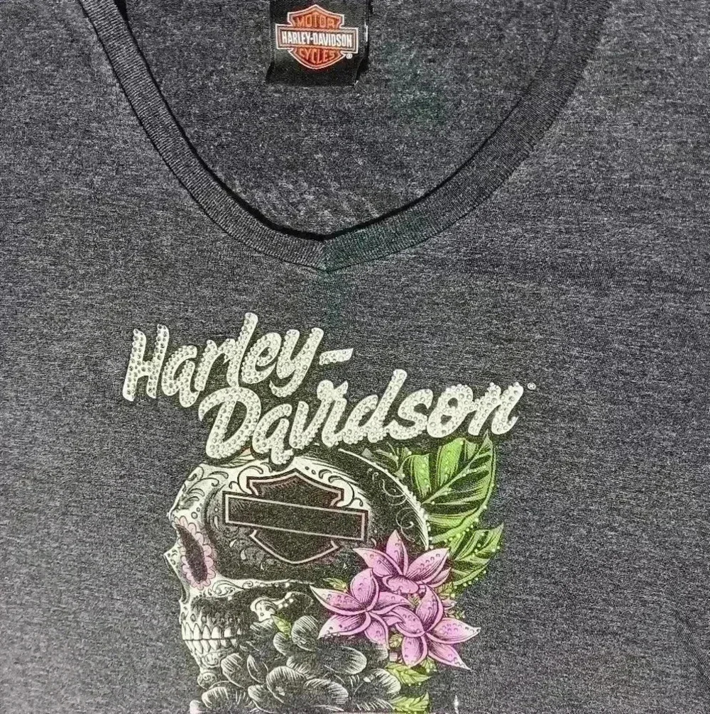 Harley Davidson Women's Rhinestone skull and Roses Scoop neck t shirt. Large